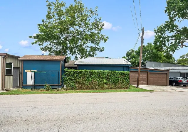 Photo 2 of Single family home for sale at 4415 W Bayshore Dr, Bacliff, TX 77518 | MLS# 17953520 | Listing updated on 2026-09-09