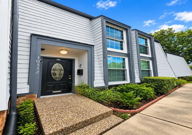 Townhouse for sale at 10112 Beekman Pl Dr, Houston, TX 77043 | MLS# 90621577