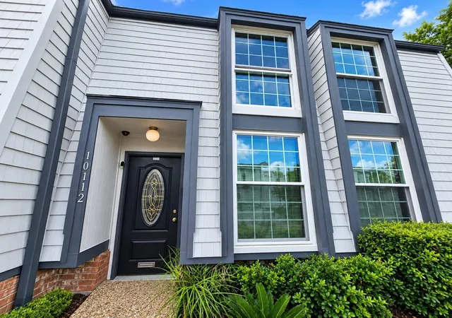 Photo 1 of Townhouse for sale at 10112 Beekman Pl Dr, Houston, TX 77043 | MLS# 90621577 | Listing updated on 2026-09-24