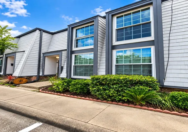 Photo 2 of Townhouse for sale at 10112 Beekman Pl Dr, Houston, TX 77043 | MLS# 90621577 | Listing updated on 2026-09-24
