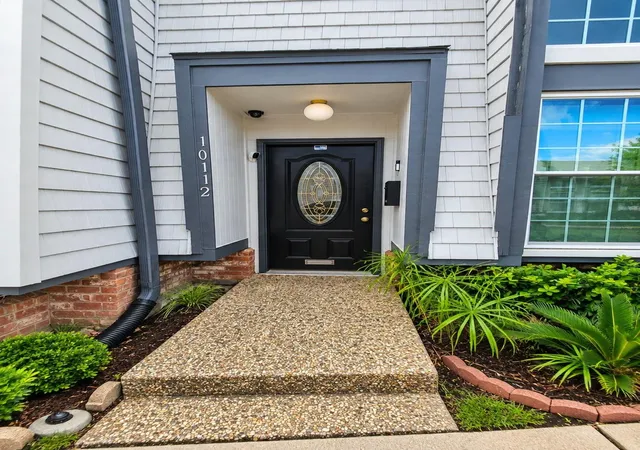 Photo 3 of Townhouse for sale at 10112 Beekman Pl Dr, Houston, TX 77043 | MLS# 90621577 | Listing updated on 2026-09-24