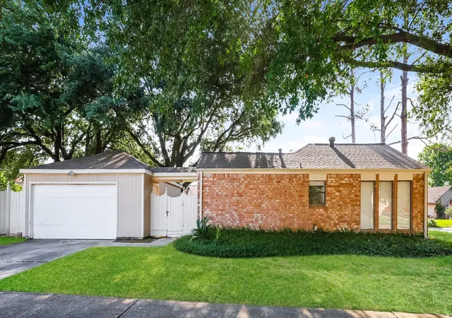Photo 2 of Single family home for sale at 6222 Maywood Forest Dr, Houston, TX 77088 | MLS# 48907662 | Listing updated on 2026-09-12