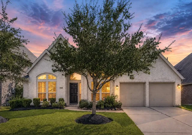 Photo 1 of Sale Pending at 3209 Seneca Landing Ln, Pearland, TX 77584 | MLS# 76594345 | Listing updated on 2026-10-08