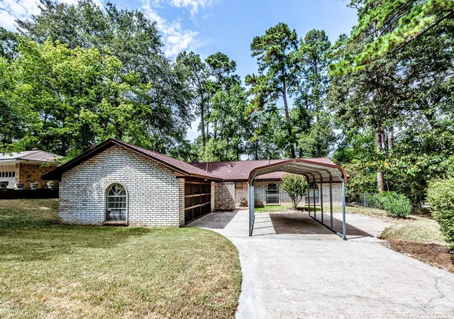 Photo 1 of Single family home for sale at 323 Park Hl St, Huntsville, TX 77340 | MLS# 85272033 | Listing updated on 2026-09-15
