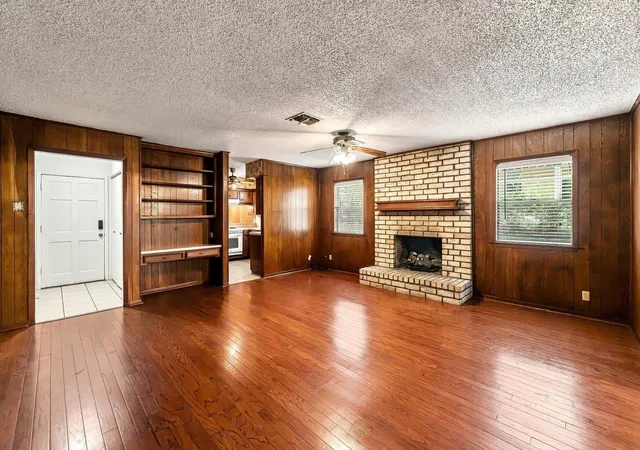 Photo 2 of Single family home for sale at 323 Park Hl St, Huntsville, TX 77340 | MLS# 85272033 | Listing updated on 2026-09-15