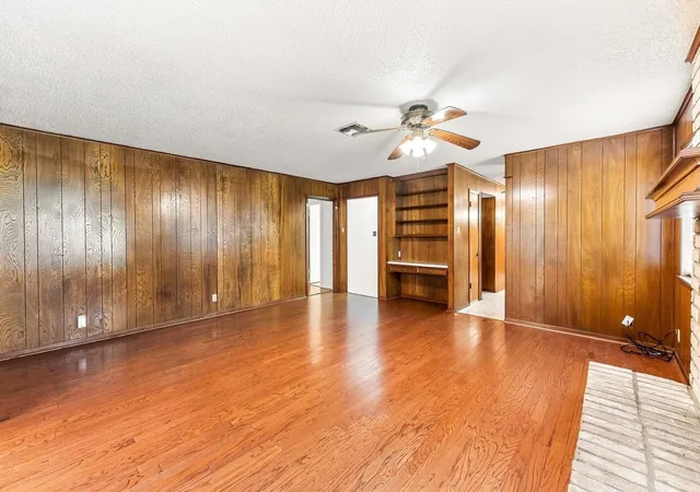 Photo 2 of Single family home for sale at 323 Park Hl St, Huntsville, TX 77340 | MLS# 85272033 | Listing updated on 2026-09-15