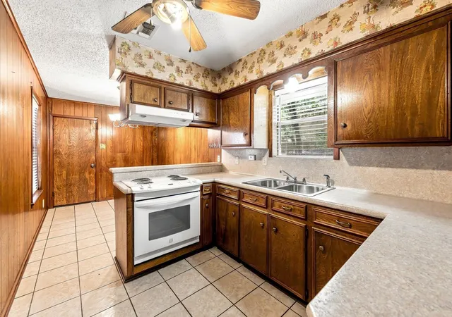 Photo 3 of Single family home for sale at 323 Park Hl St, Huntsville, TX 77340 | MLS# 85272033 | Listing updated on 2026-09-15