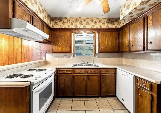 Photo 4 of Single family home for sale at 323 Park Hl St, Huntsville, TX 77340 | MLS# 85272033 | Listing updated on 2026-09-15