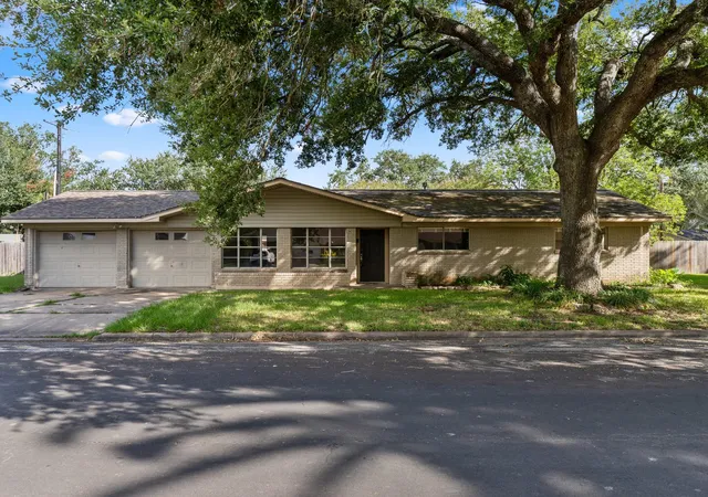 Photo 2 of Single family home for sale at 2909 La Vista Ave, Bay City, TX 77414 | MLS# 93614216 | Listing updated on 2026-09-17