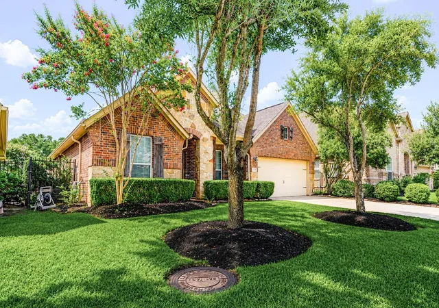 Photo 3 of Single family home for sale at 38 S Pinto Point Cir, Spring, TX 77389 | MLS# 11225582 | Listing updated on 2026-09-06