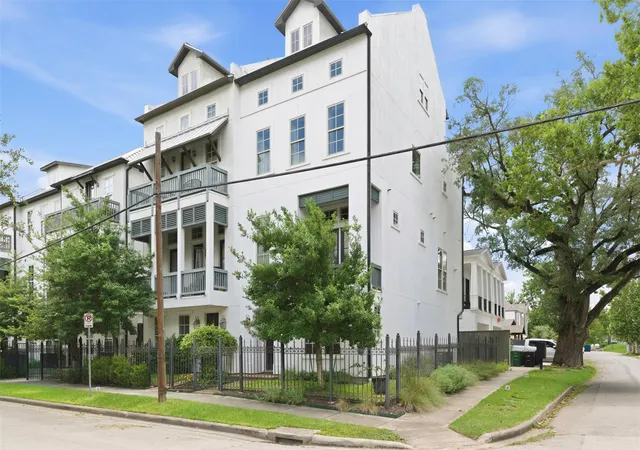 Photo 1 of Townhouse for sale at 2702 Cortlandt St, Houston, TX 77008 | MLS# 27411531 | Listing updated on 2026-09-26