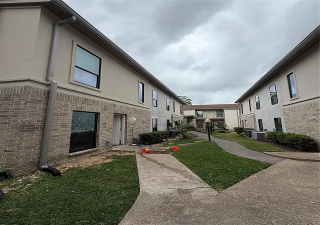 Photo 2 of Condo for sale at 2425 Augusta Dr #36, Houston, TX 77057 | MLS# 51340949 | Listing updated on 2026-09-03