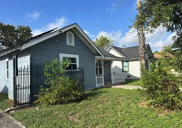 Photo 3 of Single family home for sale at 2050 Cincinnati Ave, San Antonio, TX 78228 | MLS# 7889083 | Listing updated on 2026-09-11