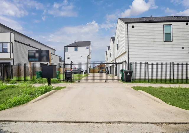 Photo 2 of Single family home for sale at 104 E 44th Street #A, Houston, TX 77018 | MLS# 86714852 | Listing updated on 2026-09-20