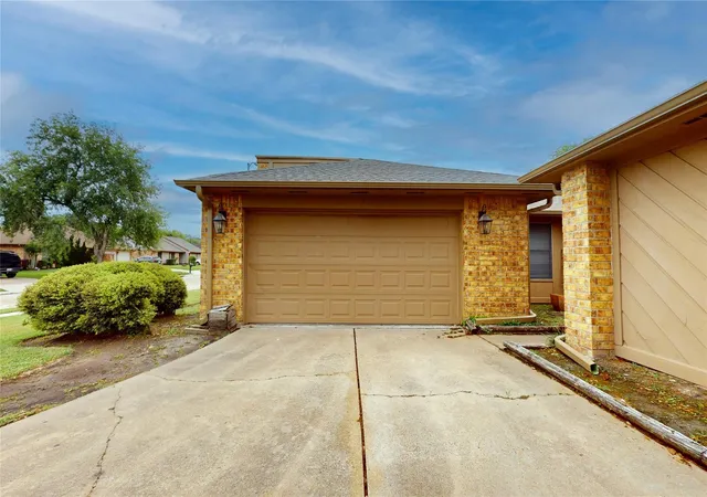Photo 3 of Single family home for sale at 1022 Manorglen Dr, Missouri City, TX 77489 | MLS# 63680558 | Listing updated on 2026-09-09