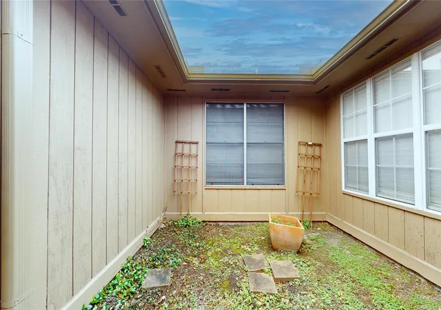 Photo 3 of Single family home for sale at 1022 Manorglen Dr, Missouri City, TX 77489 | MLS# 63680558 | Listing updated on 2026-09-09