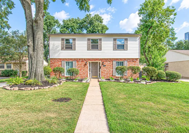 Photo 2 of Single family home for sale at 10610 Overbrook Ln, Houston, TX 77042 | MLS# 40058802 | Listing updated on 2026-10-08