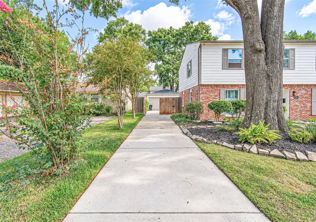 Photo 3 of Single family home for sale at 10610 Overbrook Ln, Houston, TX 77042 | MLS# 40058802 | Listing updated on 2026-10-08