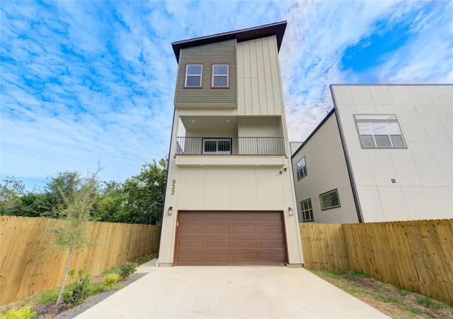Photo 1 of Single family home for sale at 933 E 40 1/2 St, Houston, TX 77022 | MLS# 19612826 | Listing updated on 2026-09-10