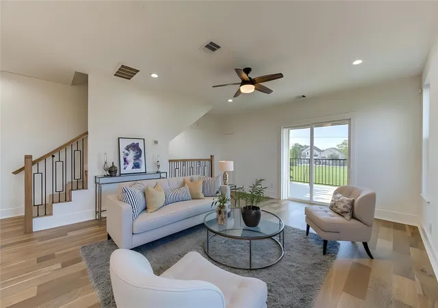 Photo 2 of Single family home for sale at 933 E 40 1/2 St, Houston, TX 77022 | MLS# 19612826 | Listing updated on 2026-09-10