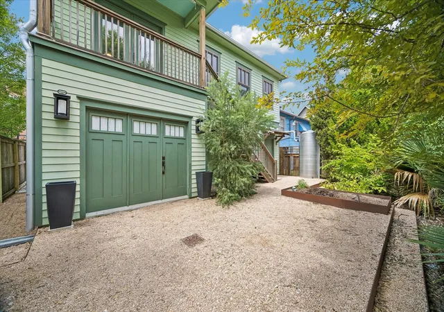 Photo 3 of Sale Pending at 823 Cortlandt St, Houston, TX 77007 | MLS# 13670545 | Listing updated on 2026-09-23