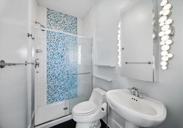 Photo 3 of Sale Pending at 823 Cortlandt St, Houston, TX 77007 | MLS# 13670545 | Listing updated on 2026-09-23