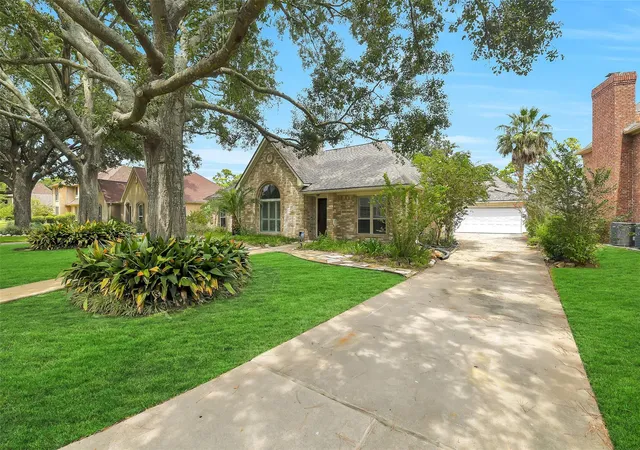 Photo 2 of Single family home for sale at 15846 Signal Crk Dr, Houston, TX 77095 | MLS# 75165660 | Listing updated on 2026-09-19