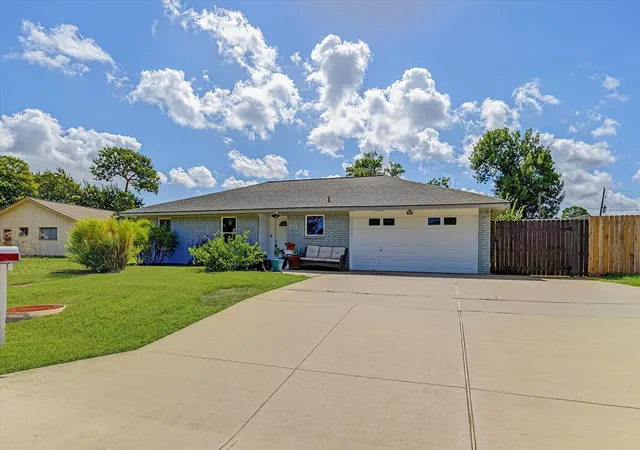Photo 1 of Single family home for sale at 203 Hickory St, Lake Jackson, TX 77566 | MLS# 20827153 | Listing updated on 2026-09-19