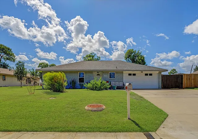 Photo 2 of Single family home for sale at 203 Hickory St, Lake Jackson, TX 77566 | MLS# 20827153 | Listing updated on 2026-09-19