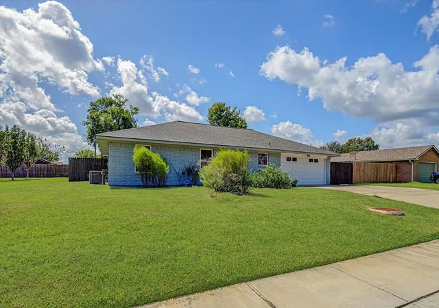 Photo 3 of Single family home for sale at 203 Hickory St, Lake Jackson, TX 77566 | MLS# 20827153 | Listing updated on 2026-09-19