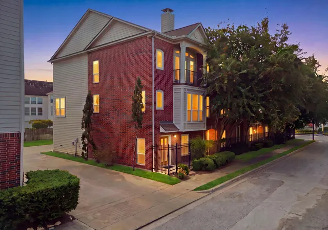 Townhouse for sale at 1807 Wilson St, Houston, TX 77019 | MLS# 94106795