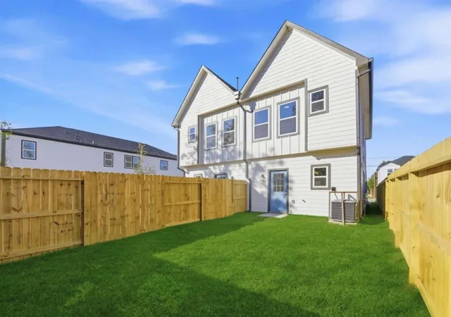 Listing Photo 4 - Condo for sale in building located at 7958 Henson St, Houston, TX 77028