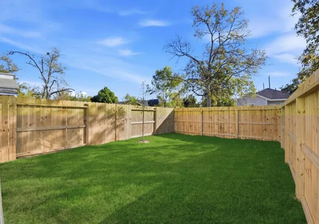 Listing Photo 5 - Condo for sale in building located at 7958 Henson St, Houston, TX 77028