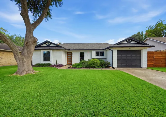Photo 1 of Single family home for sale at 2814 Custer Dr, League City, TX 77573 | MLS# 92460807 | Listing updated on 2026-09-19