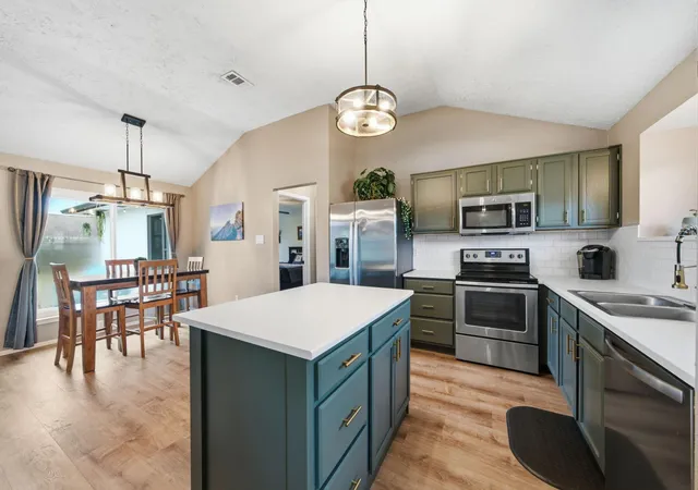 Photo 3 of Single family home for sale at 2814 Custer Dr, League City, TX 77573 | MLS# 92460807 | Listing updated on 2026-09-19
