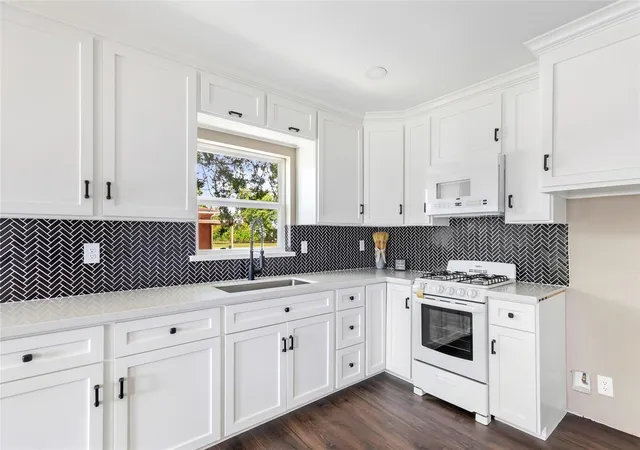 Photo 1 of Single family home for sale at 301 S Magnolia St, Highlands, TX 77562 | MLS# 73929269 | Listing updated on 2026-09-10