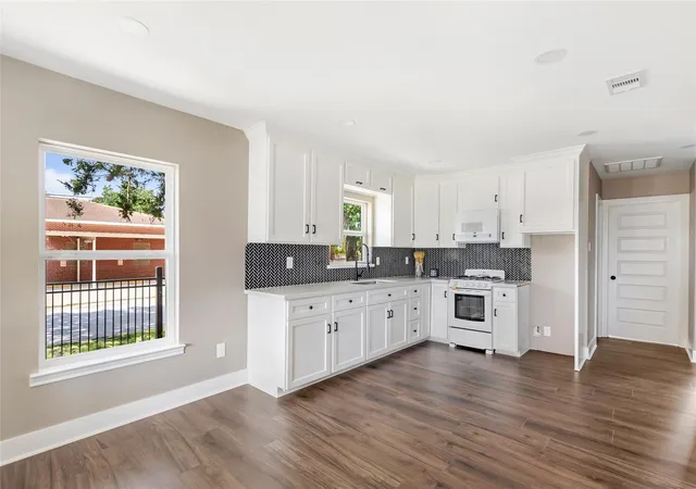 Photo 3 of Single family home for sale at 301 S Magnolia St, Highlands, TX 77562 | MLS# 73929269 | Listing updated on 2026-09-10