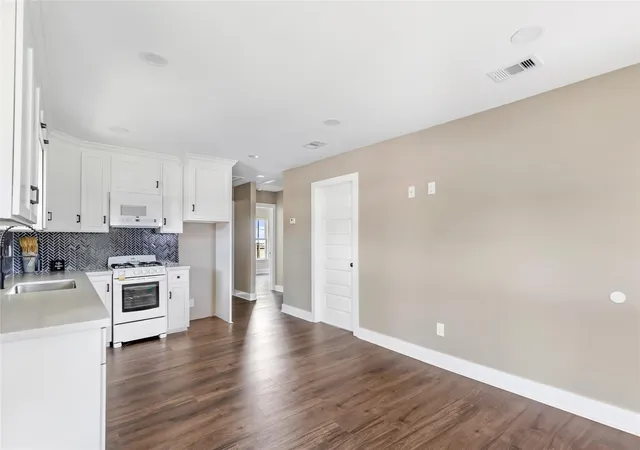 Photo 3 of Single family home for sale at 301 S Magnolia St, Highlands, TX 77562 | MLS# 73929269 | Listing updated on 2026-09-10
