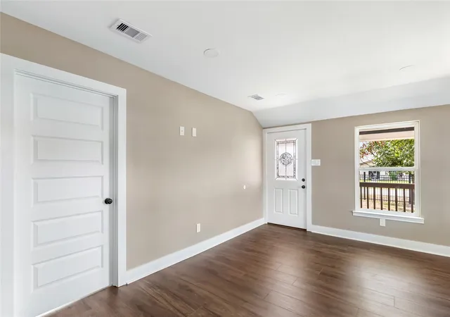 Photo 4 of Single family home for sale at 301 S Magnolia St, Highlands, TX 77562 | MLS# 73929269 | Listing updated on 2026-09-10