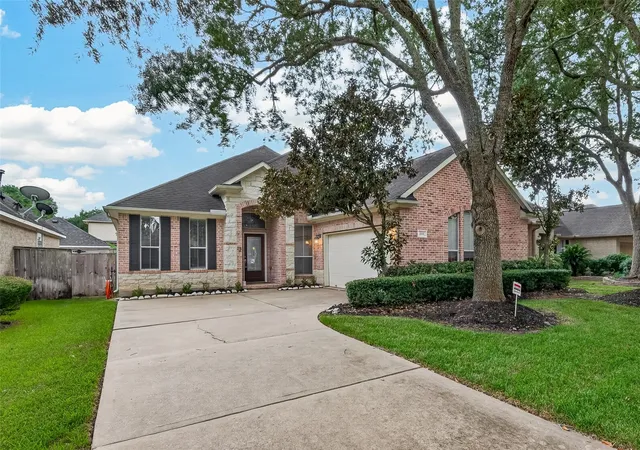 Photo 2 of Single family home for sale at 3315 Long Briar Ln, Sugar Land, TX 77498 | MLS# 10485689 | Listing updated on 2026-10-03
