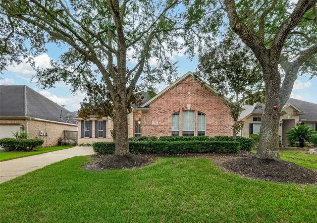 Photo 3 of Single family home for sale at 3315 Long Briar Ln, Sugar Land, TX 77498 | MLS# 10485689 | Listing updated on 2026-10-03