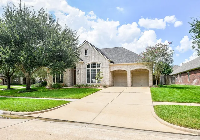 Photo 3 of Sale Pending at 2303 Legend Woods Ct, Sugar Land, TX 77479 | MLS# 16908822 | Listing updated on 2026-09-23