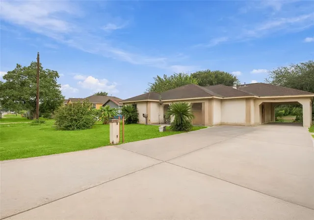 Photo 3 of Single family home for sale at 11005 Wiggins St, Houston, TX 77029 | MLS# 49436043 | Listing updated on 2026-10-09