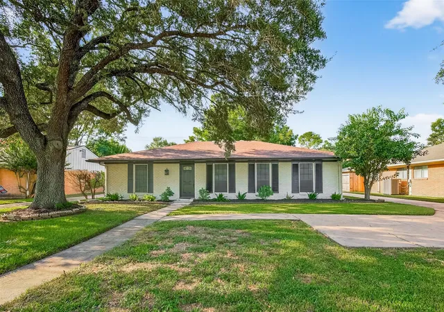 Photo 3 of Single family home for sale at 5731 Willowbend Blvd, Houston, TX 77096 | MLS# 41602057 | Listing updated on 2026-09-24