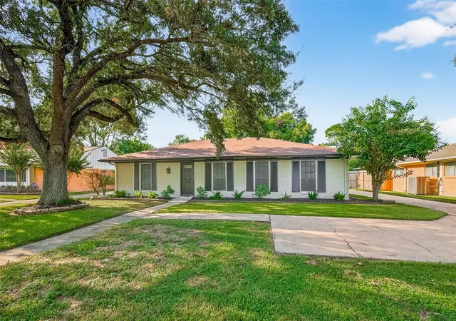 Photo 4 of Single family home for sale at 5731 Willowbend Blvd, Houston, TX 77096 | MLS# 41602057 | Listing updated on 2026-09-24