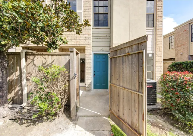 Listing Photo 2 - Condo for sale in building located at 14600 Fonmeadow Dr, Houston, TX 77035 - Unit #800