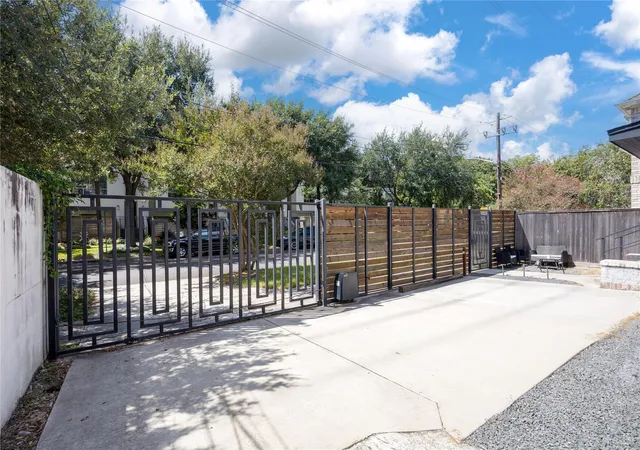 Photo 3 of Multi family home for sale at 1305 Blodgett St, Houston, TX 77004 | MLS# 46740648 | Listing updated on 2026-10-06