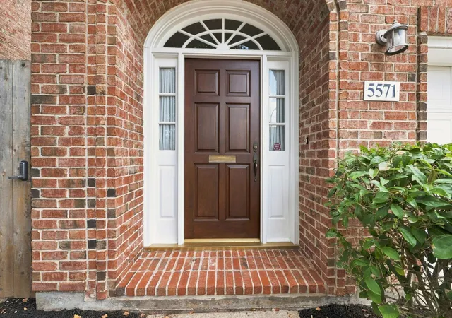 Photo 3 of Sale Pending at 5571 Beverlyhill St, Houston, TX 77056 | MLS# 67850343 | Listing updated on 2026-10-05