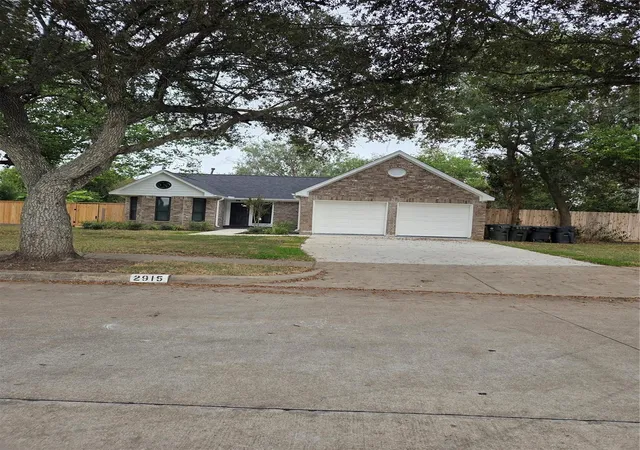 Photo 3 of Single family home for sale at 2915 Great Lakes Ave, Sugar Land, TX 77479 | MLS# 10312913 | Listing updated on 2026-09-17