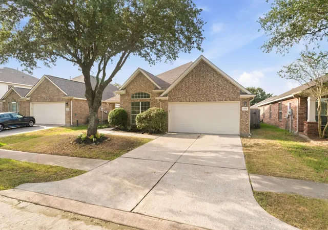 Photo 3 of Sale Pending at 21606 Kings Bnd Dr, Kingwood, TX 77339 | MLS# 67611031 | Listing updated on 2026-09-18